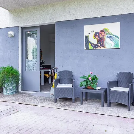 Parking & Garden - Self Ck-in & Access Apartment